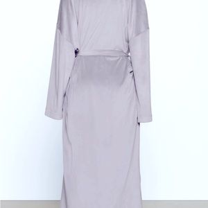 Skims smoke robe